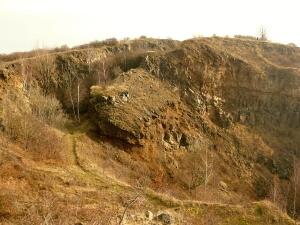 Bývalý lom na vrcholu Vinařické hory